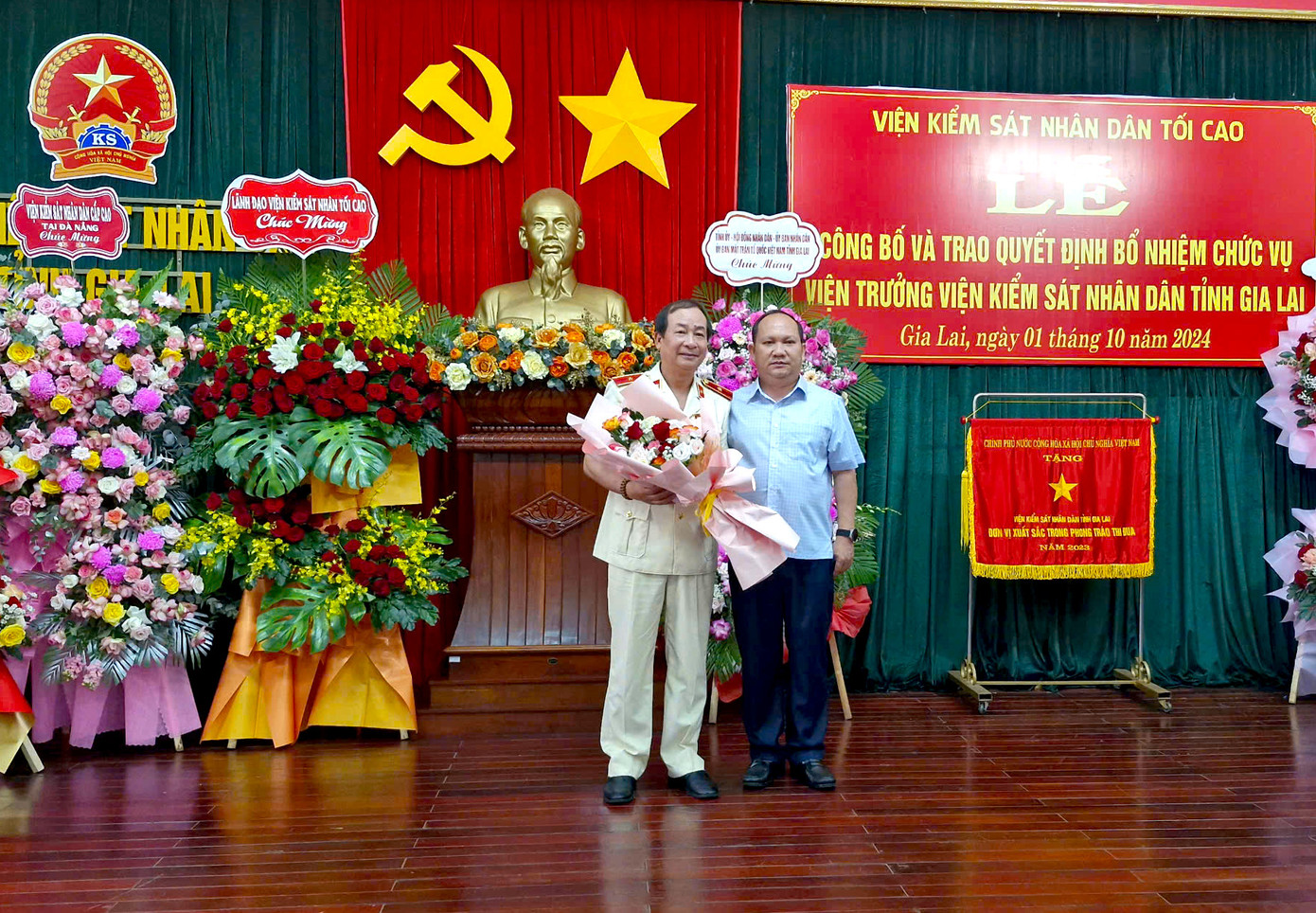 Chủ tịch UBND tỉnh Gia Lai tặng hoa chúc mừng tân Viện trưởng Viện kiểm sát nhân dân tỉnh Gia Lai.