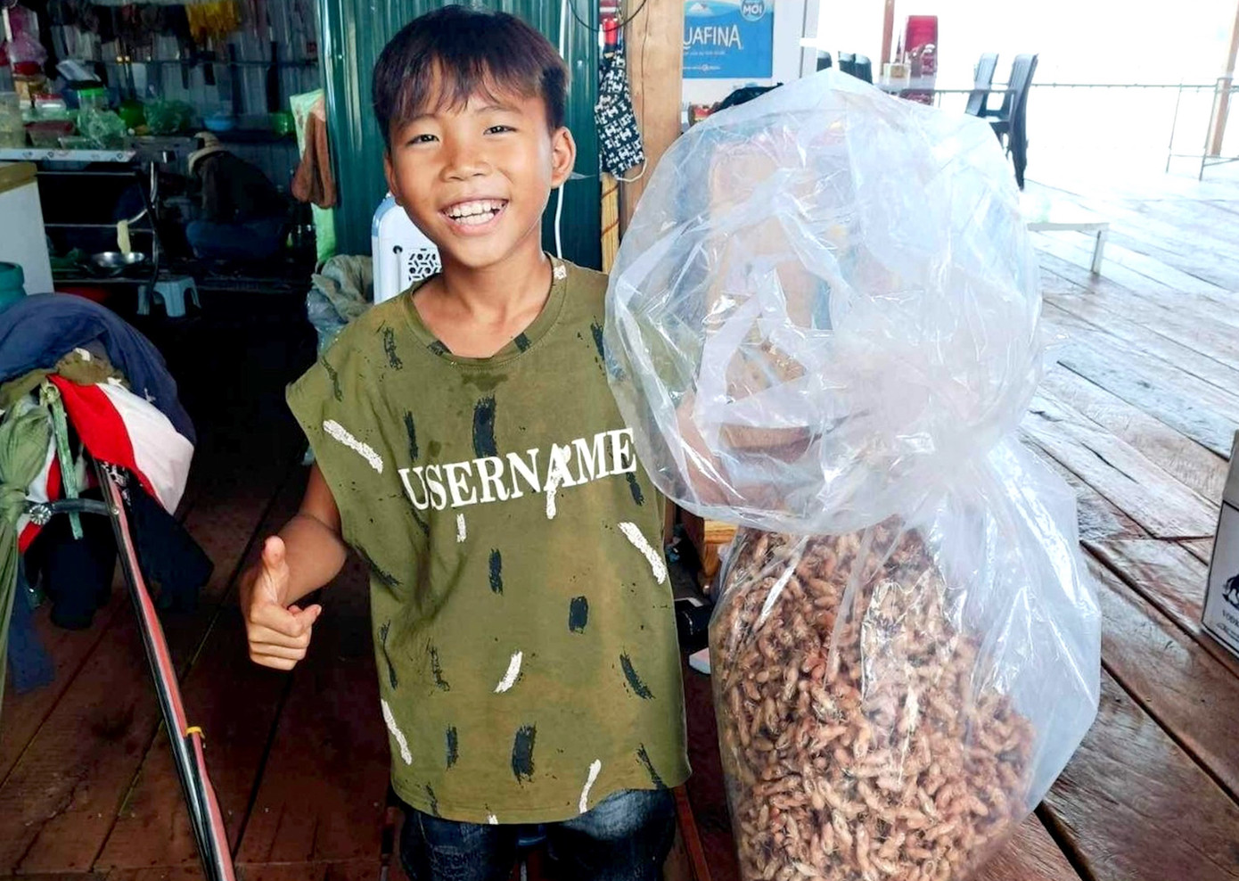 Em Nam mất nhiều ngày mới nhặt đủ 1kg xác ve sầu