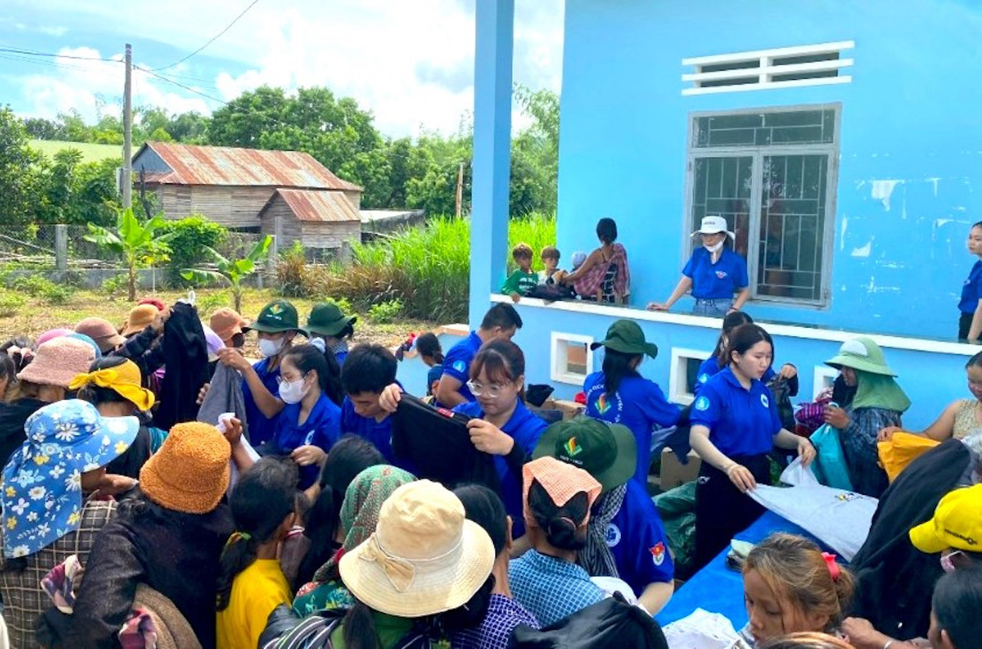 Những việc làm thiết thực tạo hình ảnh đẹp với người dân nơi bản làng Gia Lai Những việc làm thiết thực tạo hình ảnh đẹp với người dân nơi bản làng Gia Lai