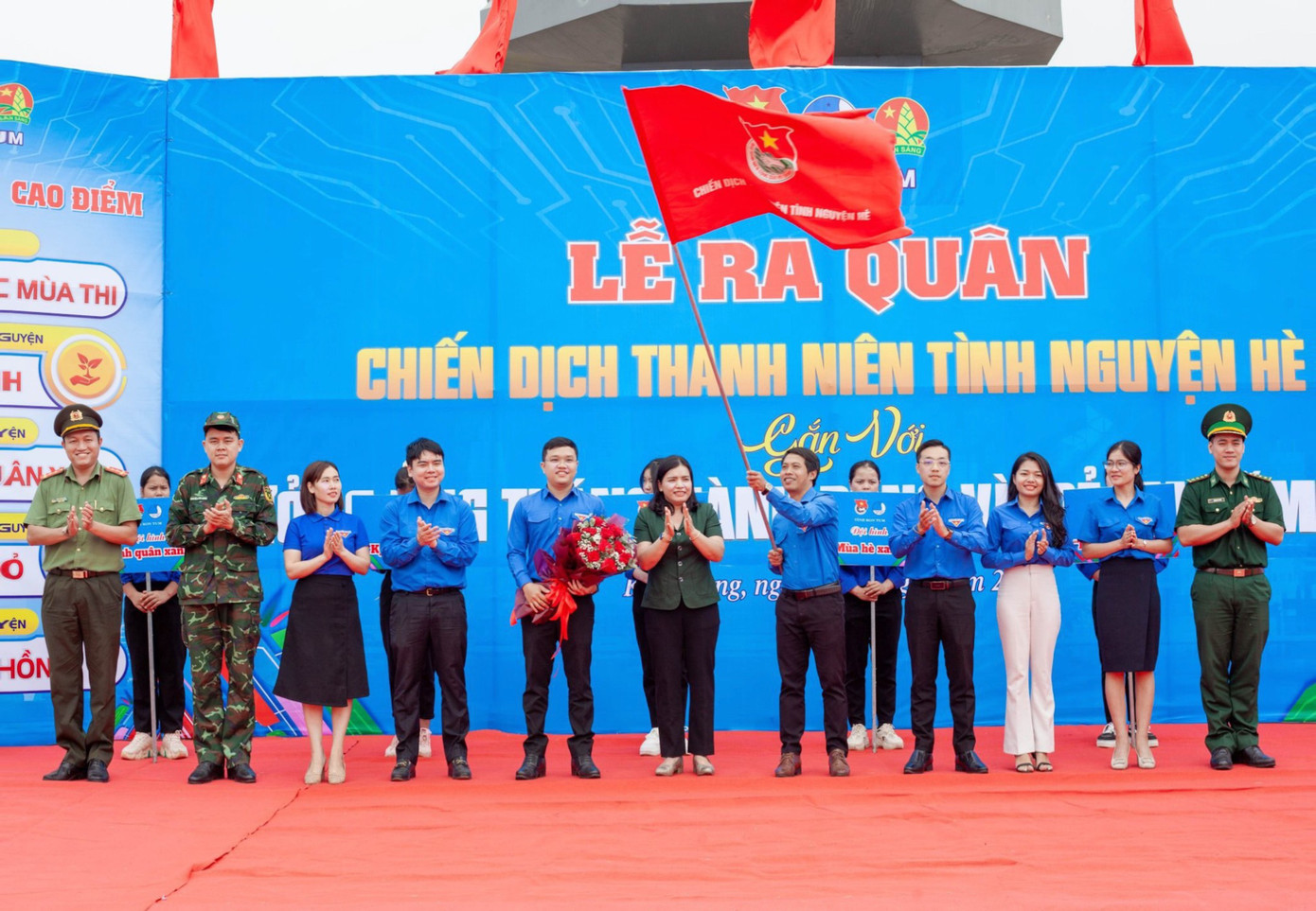 Anh A Xây, Phó Bí thư Thường trực Tỉnh Đoàn Kon Tum cầm cờ Chiến dịch thanh niên tình nguyện hè năm 2023 Anh A Xây, Phó Bí thư Thường trực Tỉnh Đoàn Kon Tum cầm cờ Chiến dịch thanh niên tình nguyện hè năm 2023
