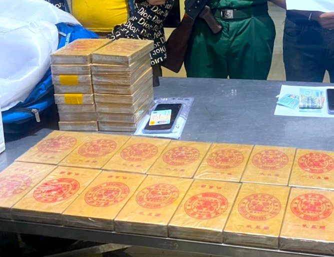 Những gói hình hộp nghi heroin Những gói hình hộp nghi heroin