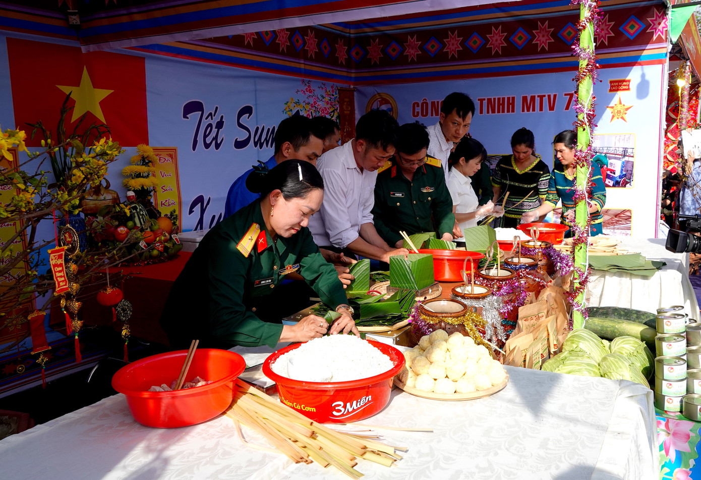 Mỗi người một tay cùng nhau gói bánh chưng Mỗi người một tay cùng nhau gói bánh chưng