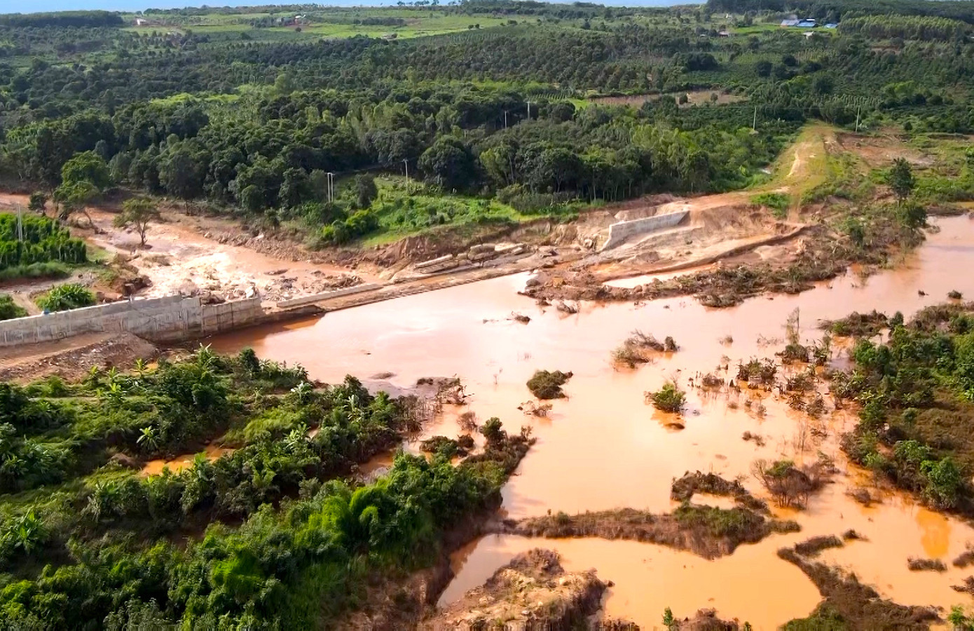 Công trình thủy điện Ia Glae 2 bị vỡ phần đập dẫn nước Công trình thủy điện Ia Glae 2 bị vỡ phần đập dẫn nước