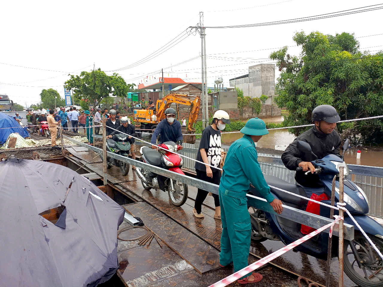 Người dân di chuyển bằng xe máy trên Quốc lộ 25 khi qua cầu phải nhích từng bước Người dân di chuyển bằng xe máy trên Quốc lộ 25 khi qua cầu phải nhích từng bước
