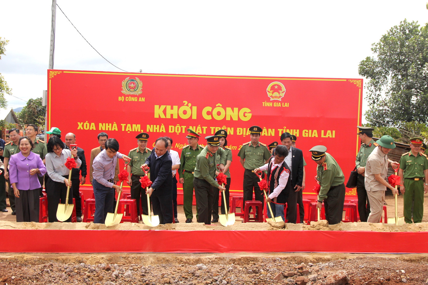 Trung tướng Phạm Thế Tùng, Chủ tịch UBND tỉnh Gia Lai Rah Lan Chung và các lãnh đạo khác của tỉnh Gia Lai làm lễ khởi công xoá nhà tạm, nhà dột nát trên địa bàn Trung tướng Phạm Thế Tùng, Chủ tịch UBND tỉnh Gia Lai Rah Lan Chung và các lãnh đạo khác của tỉnh Gia Lai làm lễ khởi công xoá nhà tạm, nhà dột nát trên địa bàn