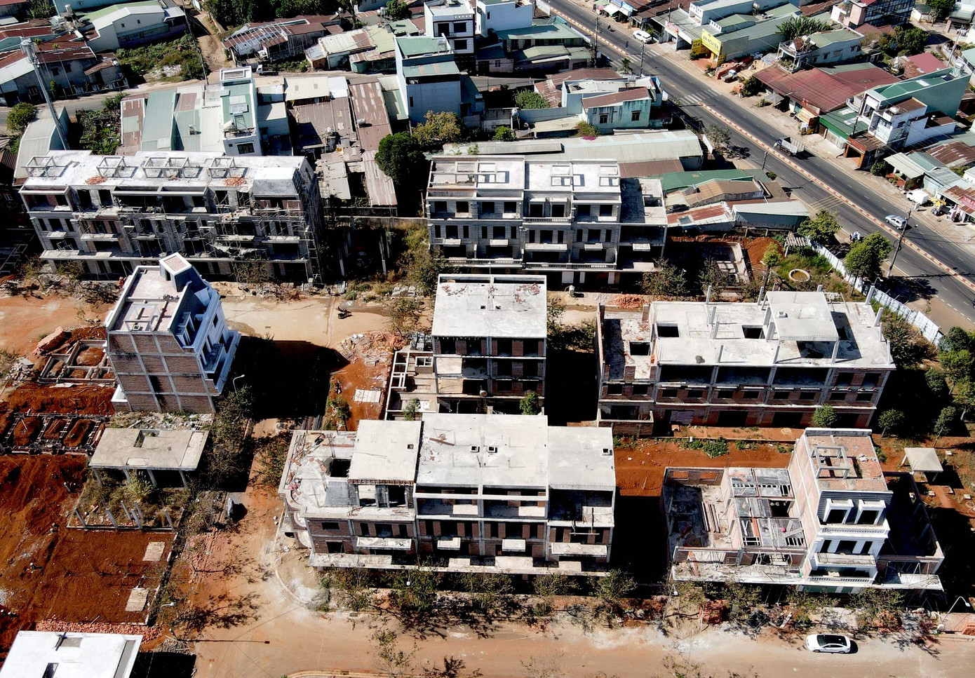 Dự án được UBND tỉnh chấp thuận chủ trương đầu tư cho Công ty CP Tập đoàn FLC tại quyết định số 618 ngày 25/10/2019 (dự kiến hoàn thành trong năm 2021). Đến nay, công ty mới thi công hoàn thành hạng mục hạ tầng kỹ thuật; phần móng 46/90 căn và đang thi công phần thân, hoàn thiện mặt ngoài 22/90 căn.