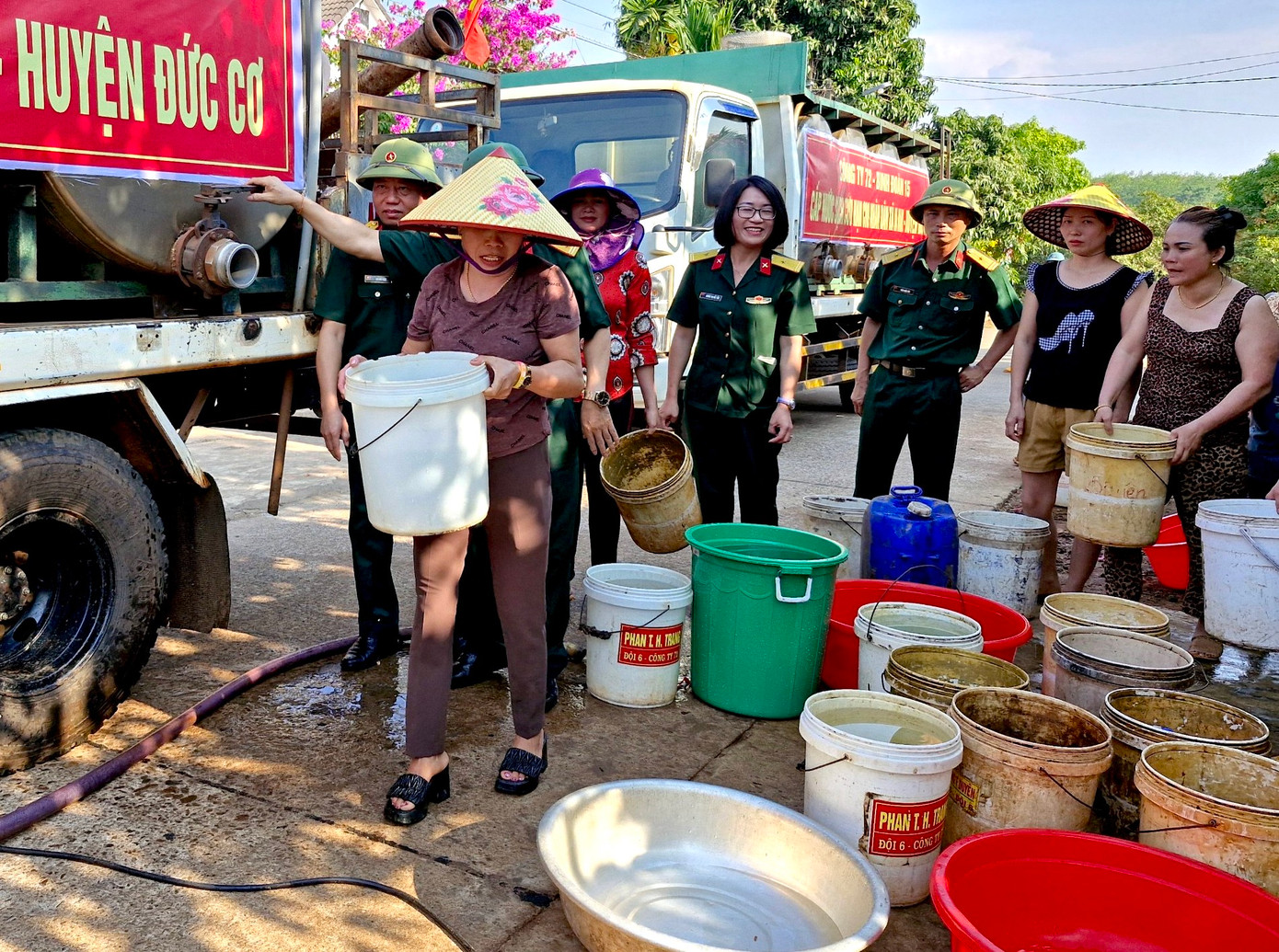 Người dân chắt chiu từng ca nước sạch