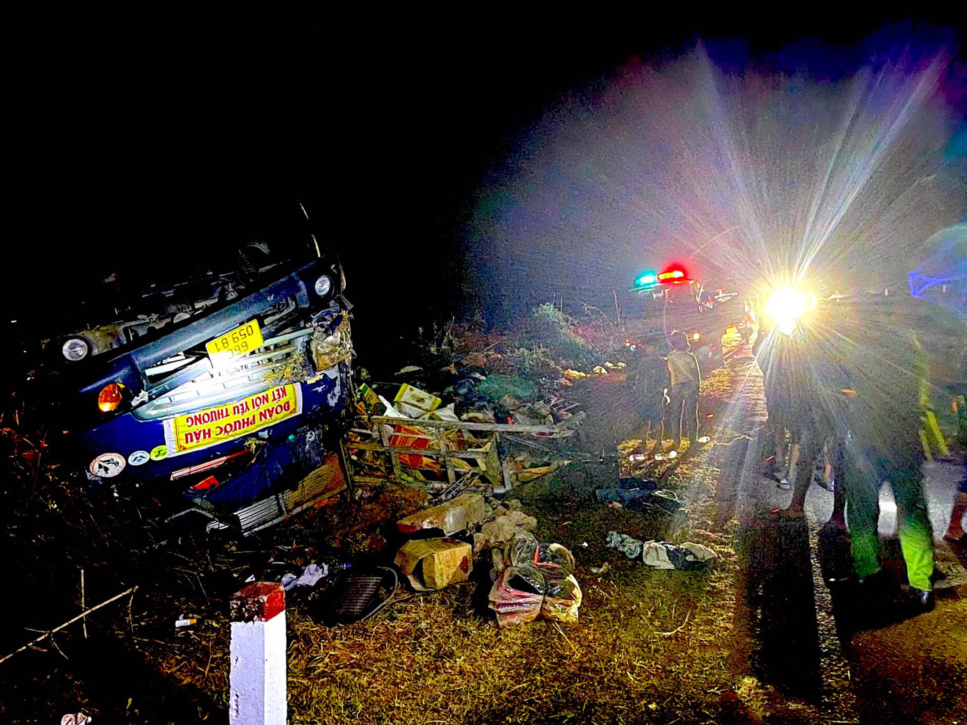 Ô tô tải bị lật hư hỏng nghiêm trọng