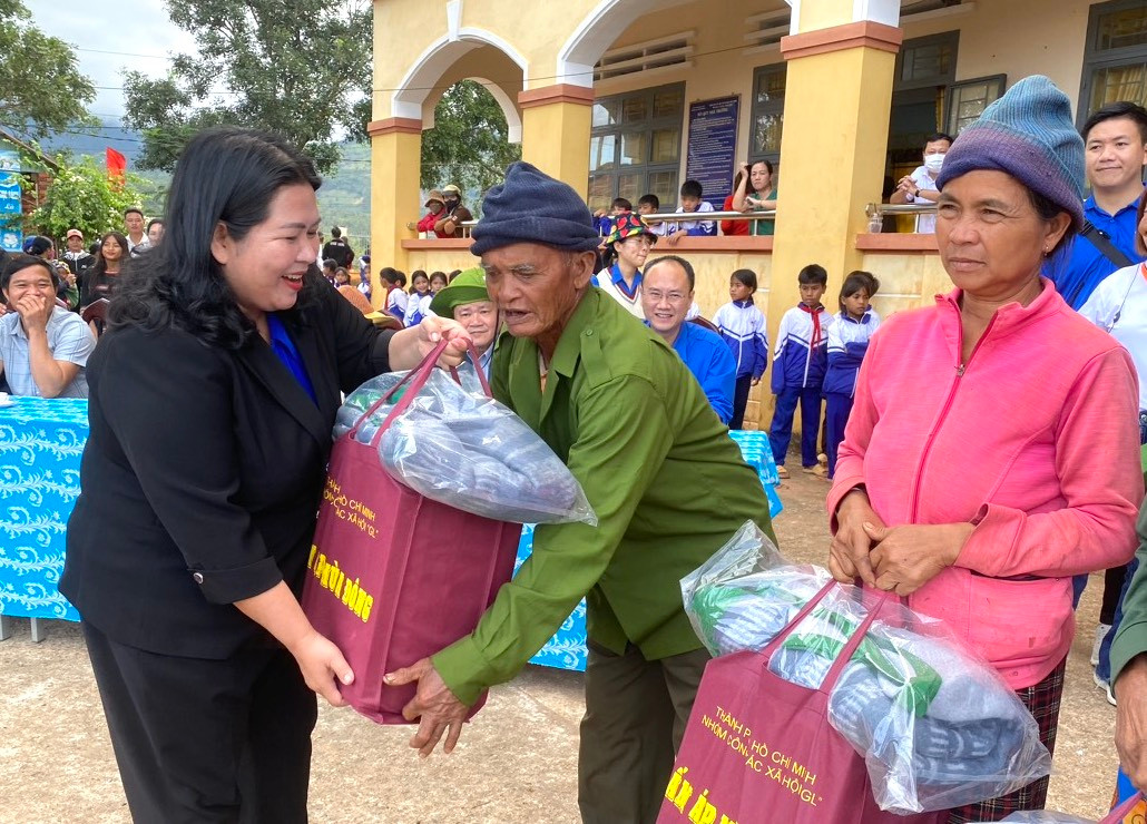 Chị Hà Thị Giang Thảo - Bí thư Tỉnh Đoàn Gia Lai trao những phần quà ý nghĩa tới người dân. Chị Hà Thị Giang Thảo - Bí thư Tỉnh Đoàn Gia Lai trao những phần quà ý nghĩa tới người dân.