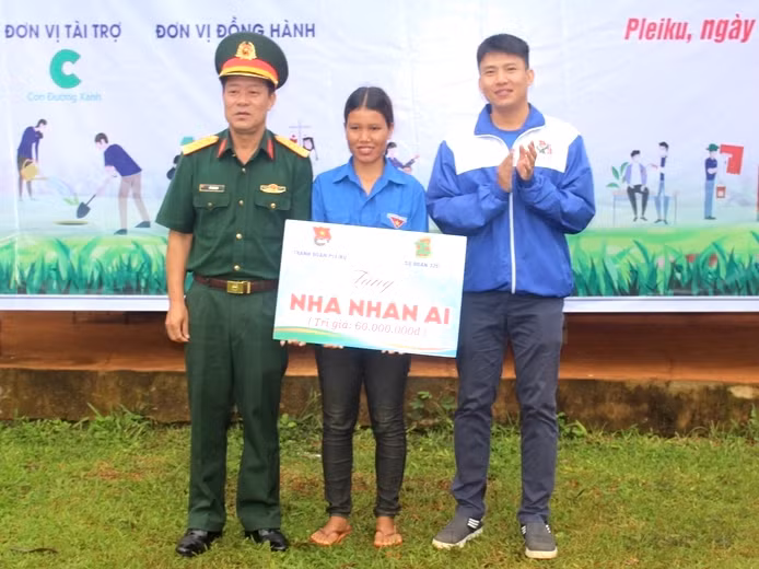 Thành Đoàn Pleiku và Sư đoàn 320 trao bảng tượng trưng nhà nhân ái cho chị Siu Suên