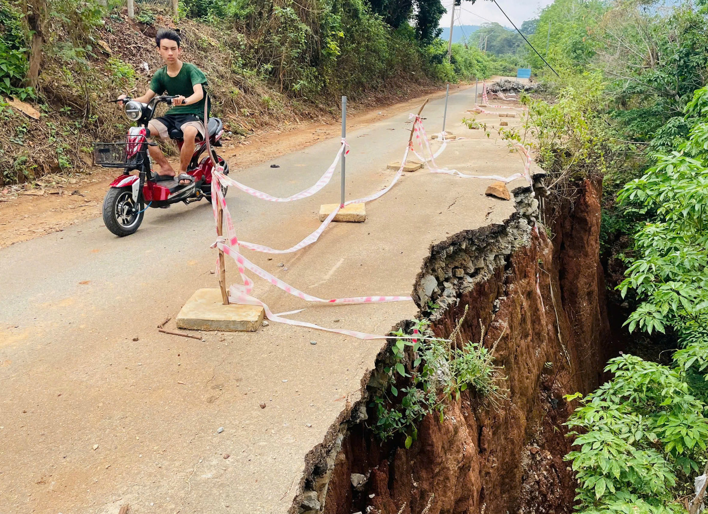 Vực sâu khiến người dân, học sinh lo lắng lúc qua lại.