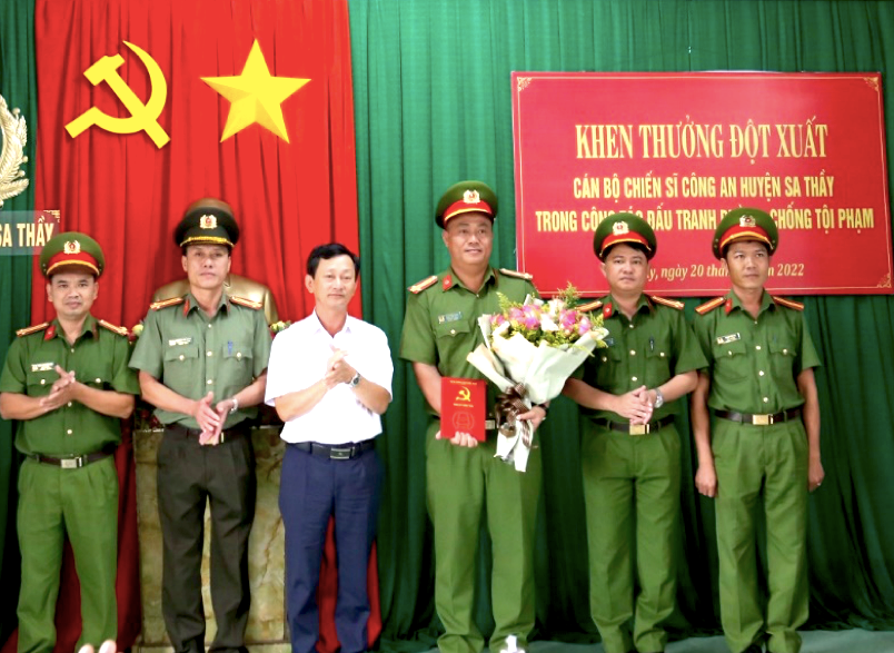 Bí thư Tỉnh uỷ Kon Tum Dương Văn Trang khen thưởng đột xuất lãnh đạo, cán bộ Công an huyện Sa Thầy trong công tác đấu tranh phòng, chống tội phạm