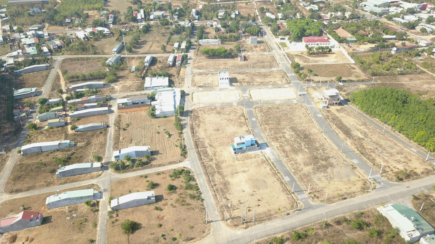 Cùng với đó, việc thành lập hội đồng đấu giá không đúng quy định; hình thức đấu giá trong phương án và quy chế đấu giá không thống nhất, quá trình tổ chức thực hiện đấu giá tại các cuộc đấu giá không tuân thủ quy định; sử dụng 1 chứng thư thẩm định giá từ 2013 (hết thời hạn) và quyết định phê duyệt giá khởi điểm năm 2014 để tổ chức đấu giá trong 4 năm (2014 đến 2017) có nguy cơ gây thất thu ngân sách với số tiền lớn do giá khởi điểm thấp, không sát giá thị trường, tạo điều kiện cho việc đầu cơ đất đai của một số cá nhân, tổ chức.