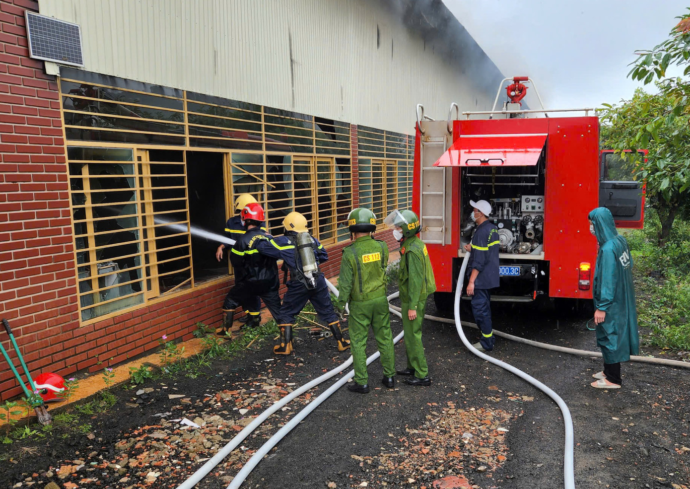 Lực lượng chữa cháy phá cửa để bơm nước dập lửa