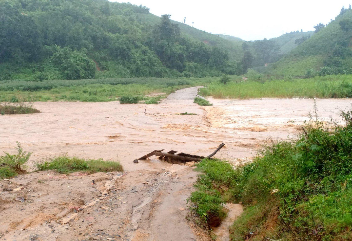 Một đoạn đường ở xã Đắk Pét, huyện Đắk Glei, Kon Tum bị nước tràn qua