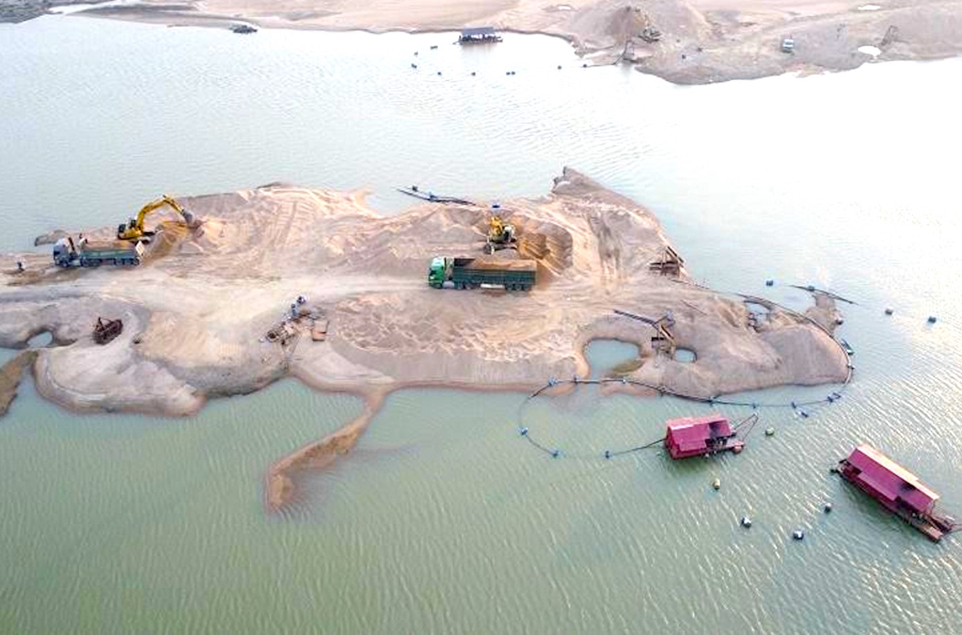 Một mỏ cát xảy ra sai phạm tại huyện Krông Pa, Gia Lai. Một mỏ cát xảy ra sai phạm tại huyện Krông Pa, Gia Lai.