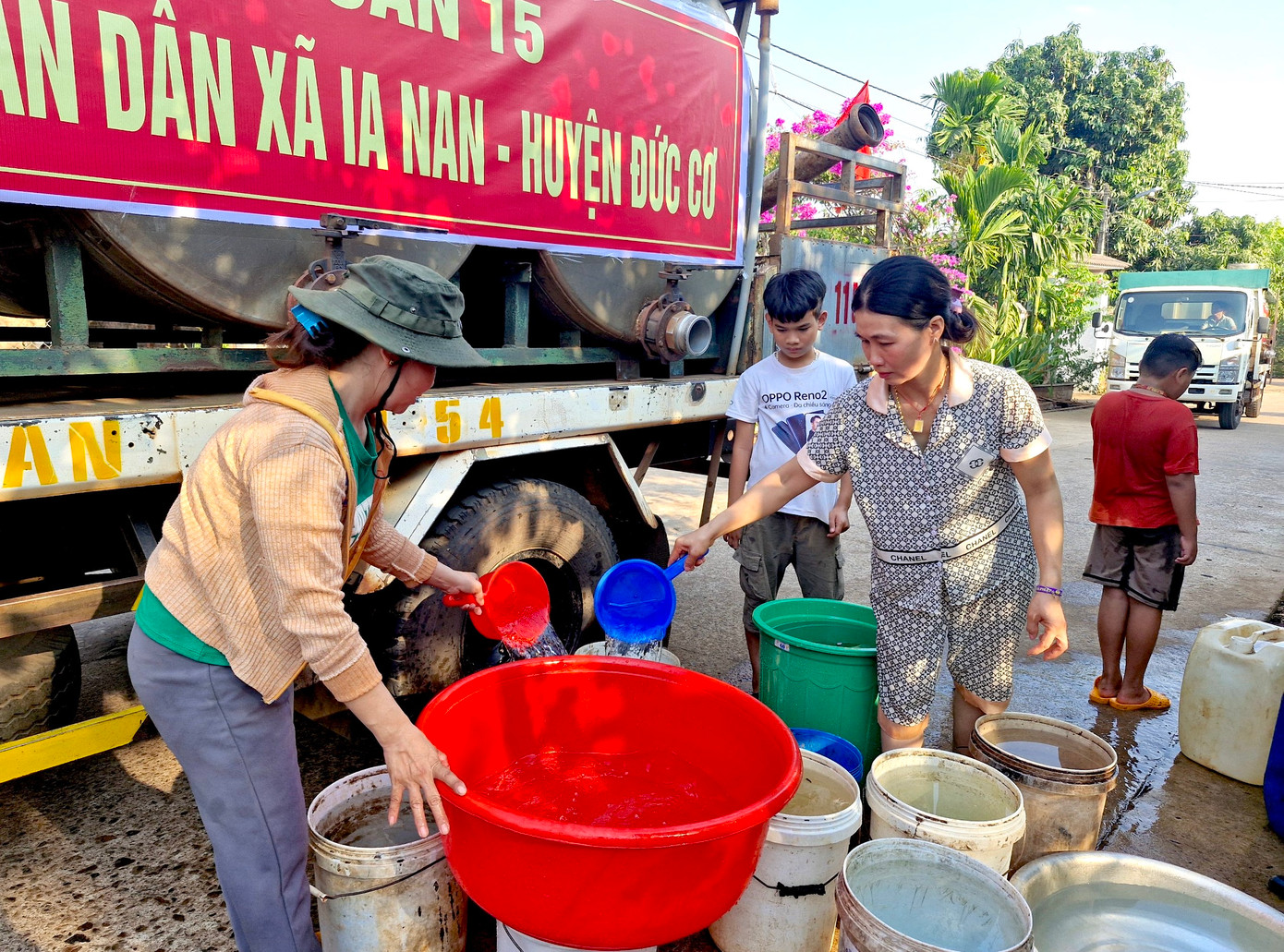 Người dân chắt chiu từng ca nước sạch