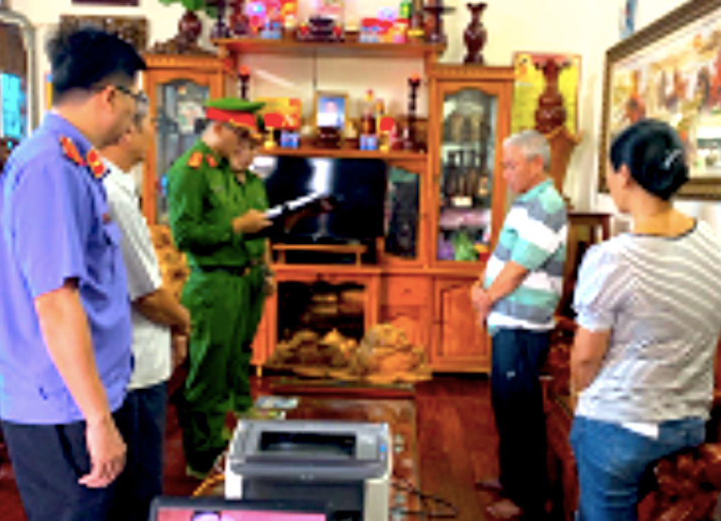 Lực lượng chức năng thi hành quyết định khởi tố bị can, lệnh bắt bị can để tạm giam các bị can. Ảnh: Công an tỉnh Gia Lai. Lực lượng chức năng thi hành quyết định khởi tố bị can, lệnh bắt bị can để tạm giam các bị can. Ảnh: Công an tỉnh Gia Lai.