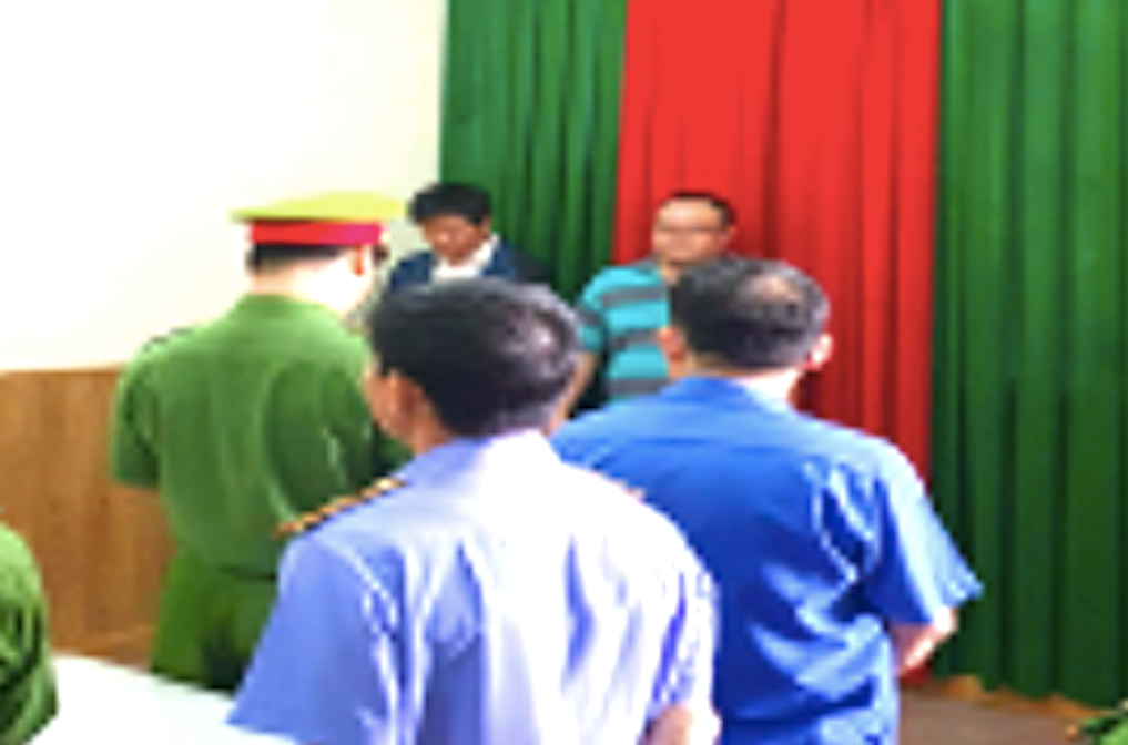 Lực lượng chức năng thi hành quyết định khởi tố bị can, lệnh bắt bị can để tạm giam các bị can. Ảnh: Công an tỉnh Gia Lai. Lực lượng chức năng thi hành quyết định khởi tố bị can, lệnh bắt bị can để tạm giam các bị can. Ảnh: Công an tỉnh Gia Lai.