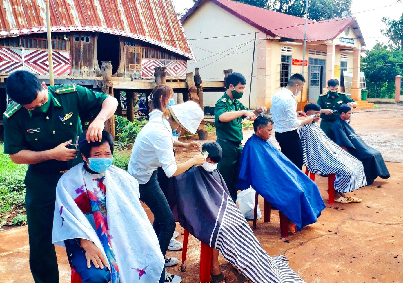 Đoàn viên, thanh niên Bộ Chỉ huy Bộ đội Biên phòng tỉnh tổ chức mô hình Tay kéo biên phòng, cắt tóc miễn phí cho người dân vùng biên.