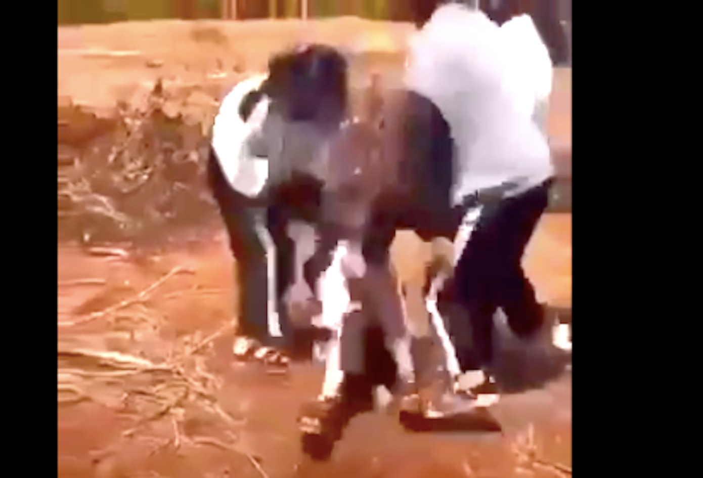 Nhóm nữ sinh hành hung H. Ảnh cắt từ Clip