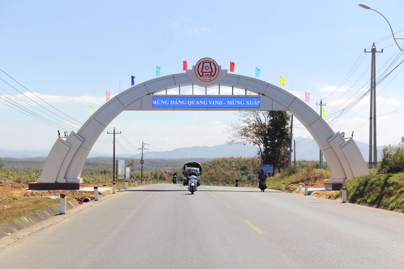 Cổng chào cửa ngõ phía Bắc vào TP Kon Tum Cổng chào cửa ngõ phía Bắc vào TP Kon Tum