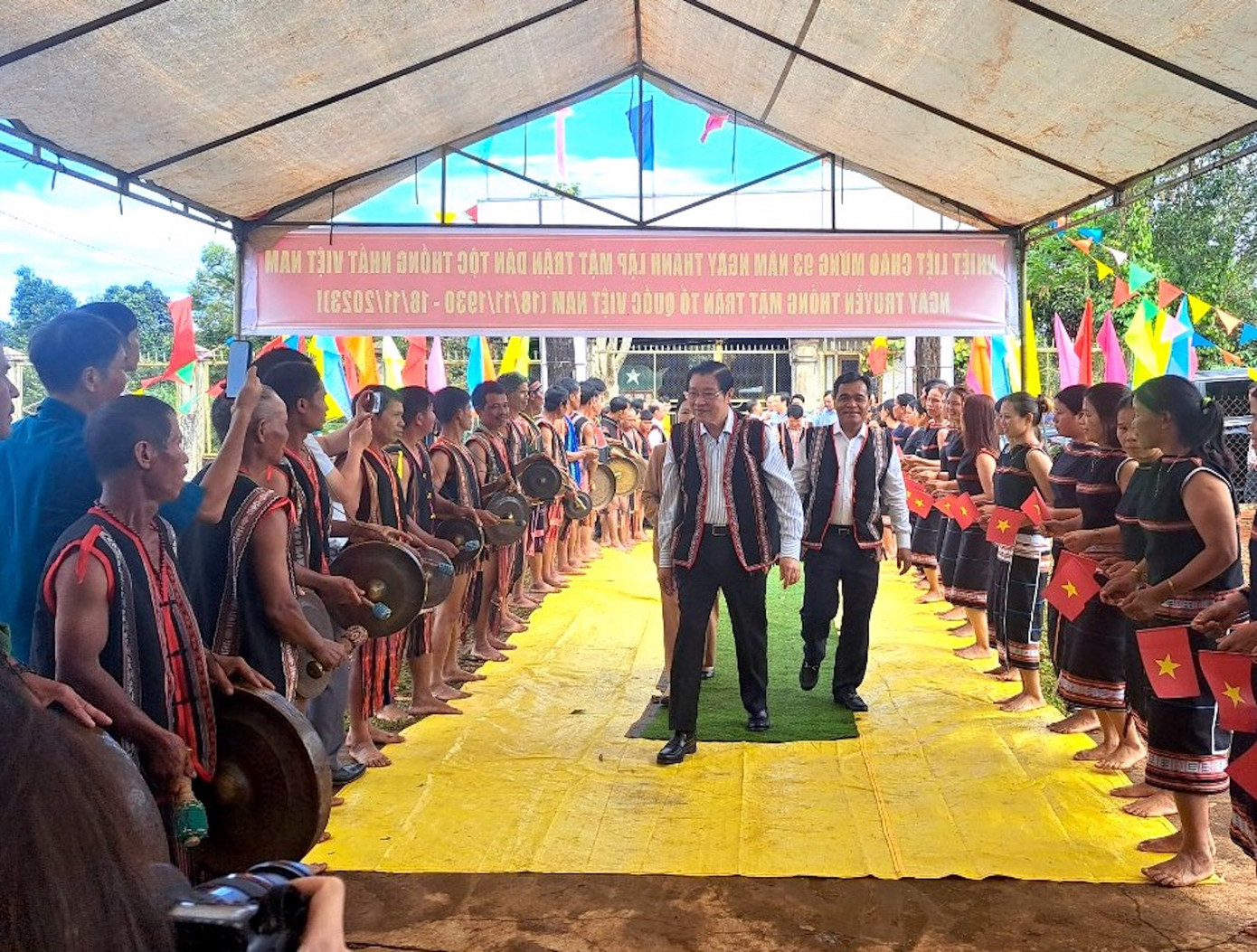 Ông Phan Đình Trạc và ông Hồ Văn Niên - Bí thư Tỉnh uỷ Gia Lai dự Ngày hội Đại đoàn kết toàn dân tộc ở làng Ó