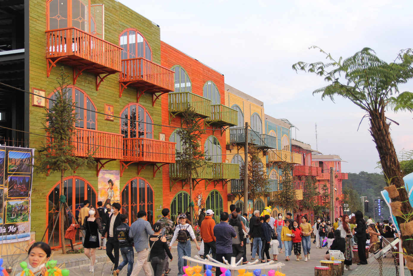 Riêng đối với lĩnh vực du lịch, đến nay, huyện Kon Plông đã có hơn 60 cơ sở lưu trú với hơn 800 phòng nghỉ, đáp ứng nhu cầu lưu trú cho khoảng 3.500 khách mỗi ngày. Cơ sở hạ tầng du lịch trên địa bàn huyện sẽ tiếp tục được quan tâm đầu tư, ngày càng đồng bộ, hiện đại và đảm bảo hài hòa với cảnh quan thiên nhiên.