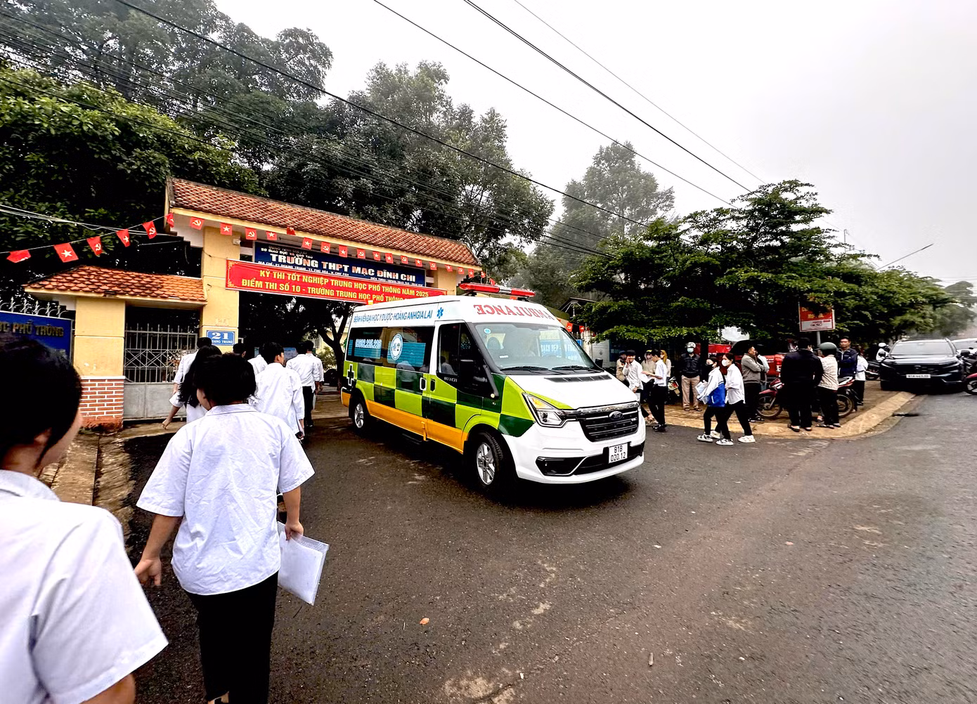 Xe cứu thương của Bệnh viện Đại học Y Dược – Hoàng Anh Gia Lai đưa A. tới điểm thi Trường THPT Mạc Đĩnh Chi (thị trấn Phú Hoà, huyện Chư Păh). Xe cứu thương của Bệnh viện Đại học Y Dược – Hoàng Anh Gia Lai đưa A. tới điểm thi Trường THPT Mạc Đĩnh Chi (thị trấn Phú Hoà, huyện Chư Păh).