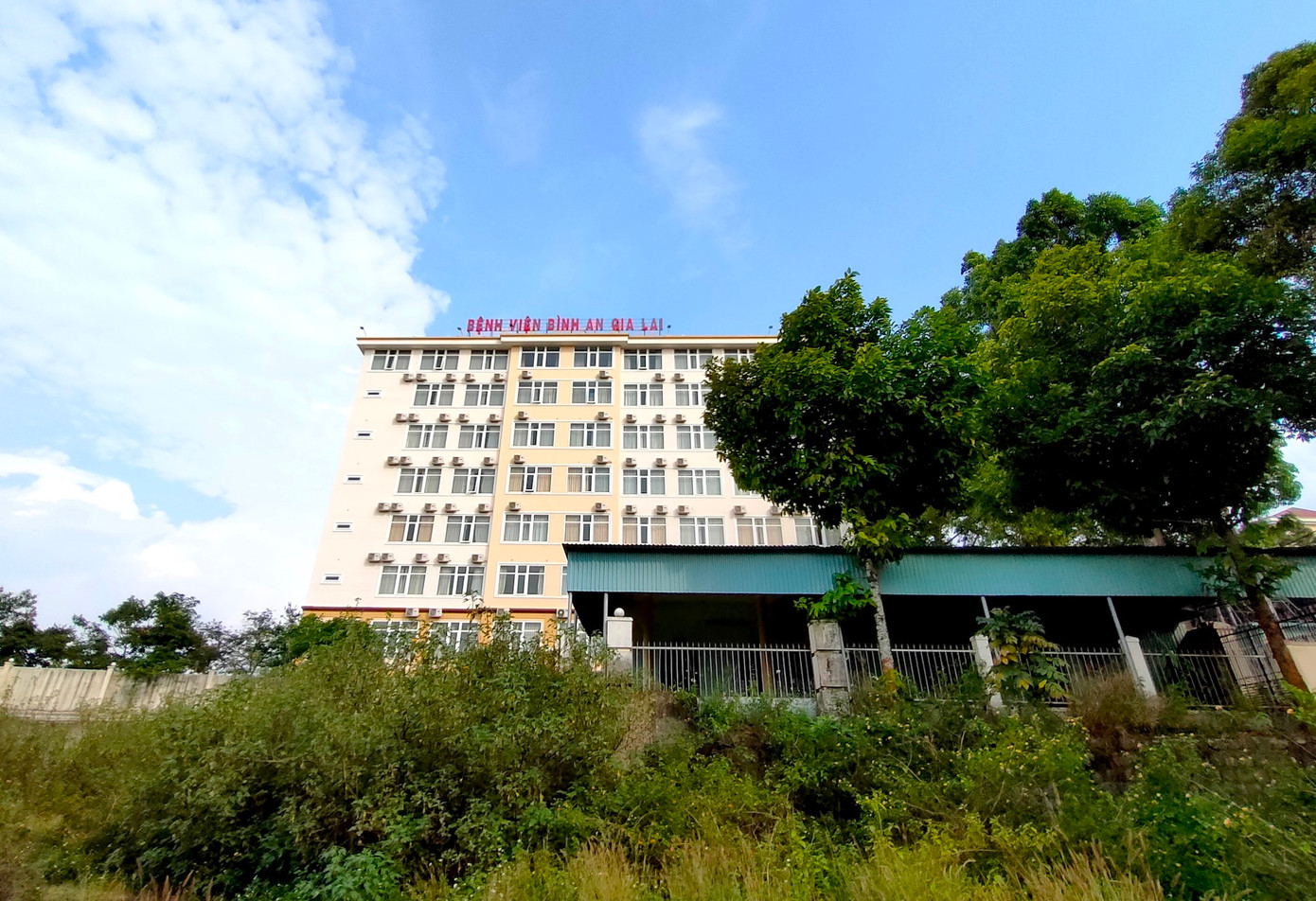 Bên ngoài Bệnh viện Bình An Gia Lai cỏ mọc um tùm.