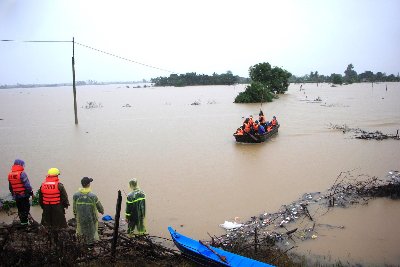 Lực lượng cứu hộ đợi hỗ trợ khi những chuyến ca nô cập bến.