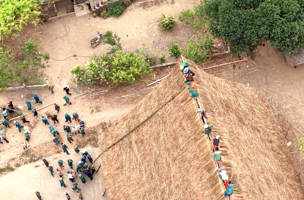 Để làm được nhà rông đòi hỏi sự đoàn kết, phối hợp của tập thể.