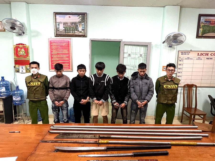 Một số đối tượng cùng hung khí liên quan đến vụ việc Một số đối tượng cùng hung khí liên quan đến vụ việc