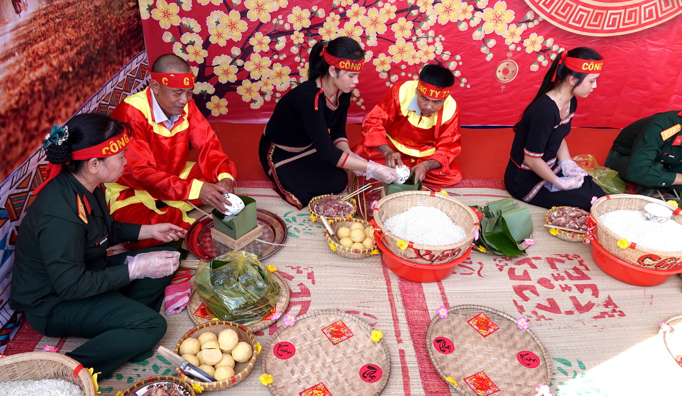 Binh đoàn 15 đã đem không khí sum họp, ấm áp tới vùng biên giới huyện Đức Cơ Binh đoàn 15 đã đem không khí sum họp, ấm áp tới vùng biên giới huyện Đức Cơ