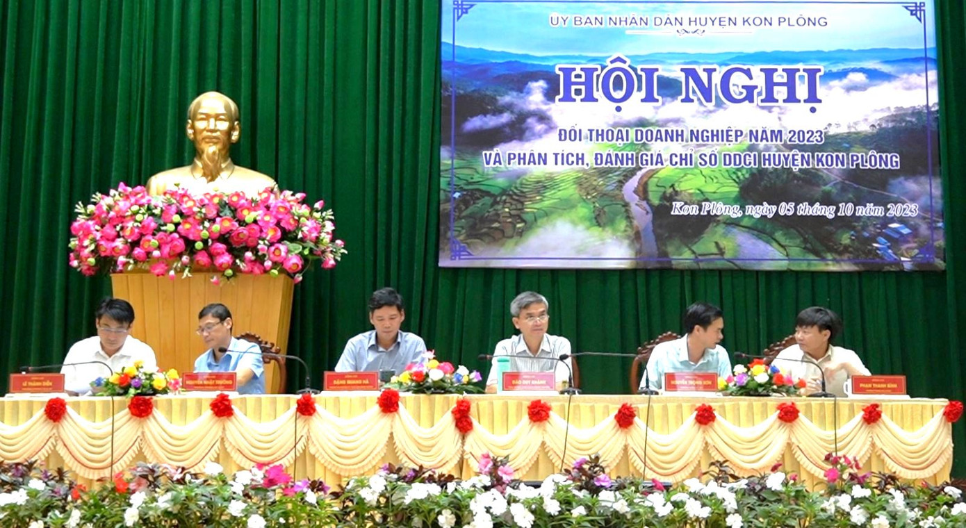 Ông Đào Duy Khánh, Tỉnh ủy viên, Bí thư Huyện ủy, Chủ tịch HĐND huyện Kon Plông dự và chỉ đạo hội nghị.