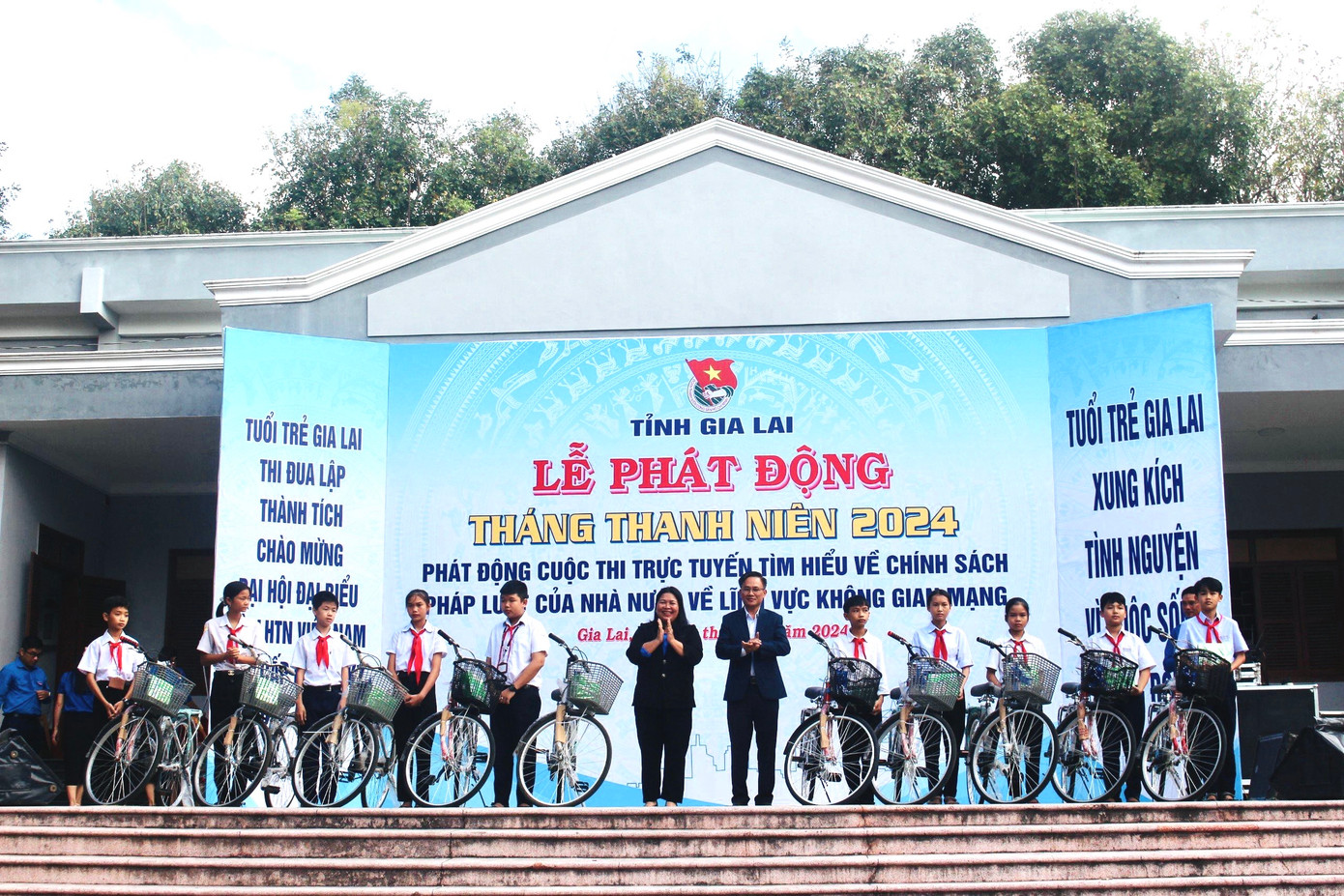 Tỉnh Đoàn vận động nguồn lực xã hội hóa trao tặng 20 chiếc xe đạp cho 20 học sinh có hoàn cảnh khó khăn trên địa bàn Tỉnh Đoàn vận động nguồn lực xã hội hóa trao tặng 20 chiếc xe đạp cho 20 học sinh có hoàn cảnh khó khăn trên địa bàn