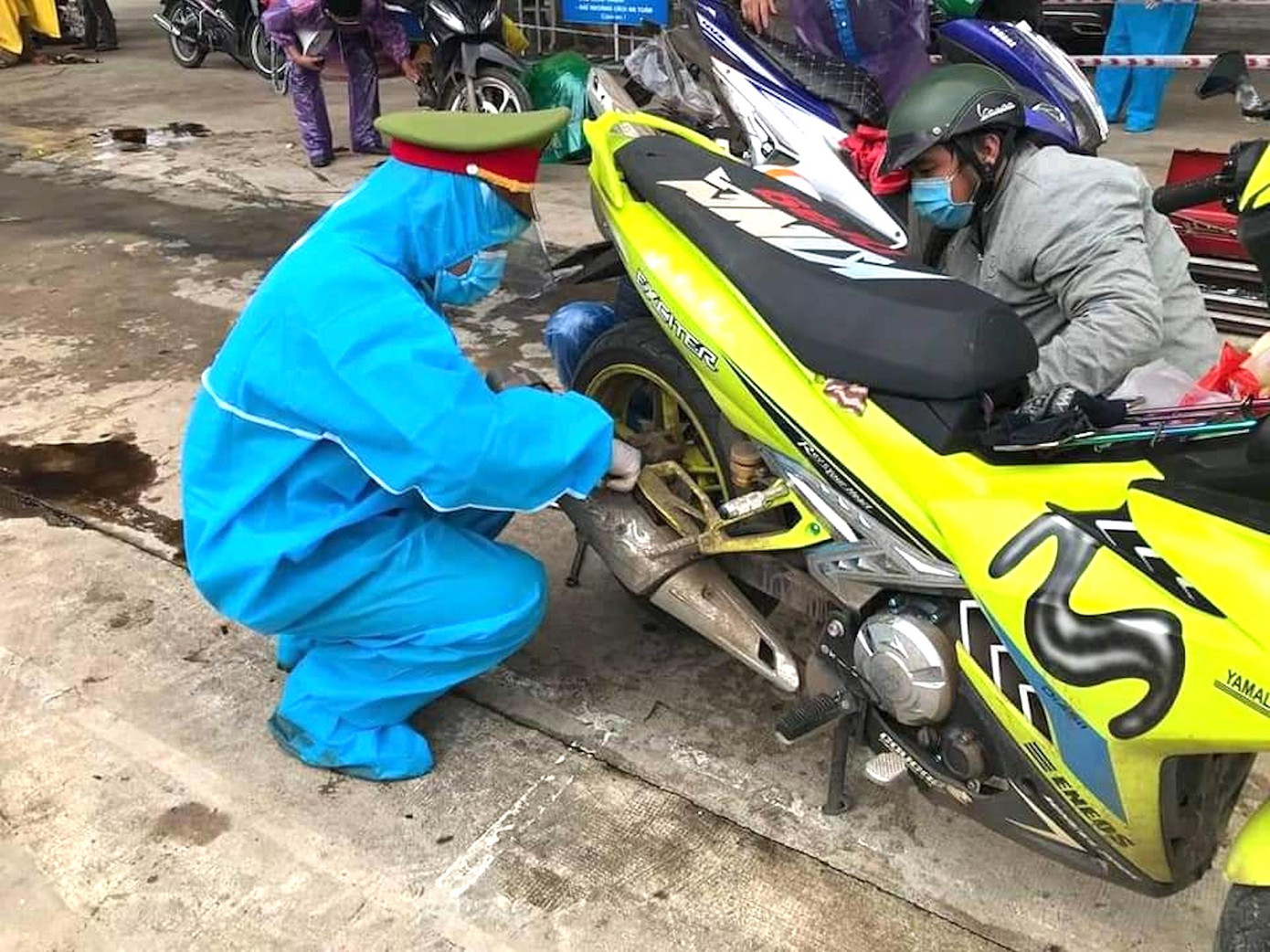 Những ngày này, hình ảnh các chiến sĩ Công an huyện Ngọc Hồi, Kon Tum được chia sẻ khắp mạng xã hội Facebook cùng bình luận xúc động. Các chiến sĩ mặc áo bảo hộ sửa xe máy giúp người dân phía Nam về quê qua địa bàn.