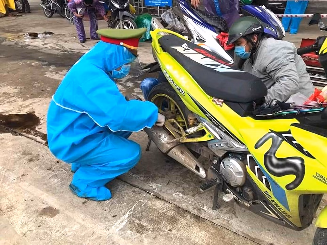 Những ngày này, hình ảnh các chiến sĩ Công an huyện Ngọc Hồi, Kon Tum được chia sẻ khắp mạng xã hội Facebook cùng bình luận xúc động. Các chiến sĩ mặc áo bảo hộ sửa xe máy giúp người dân phía Nam về quê qua địa bàn.