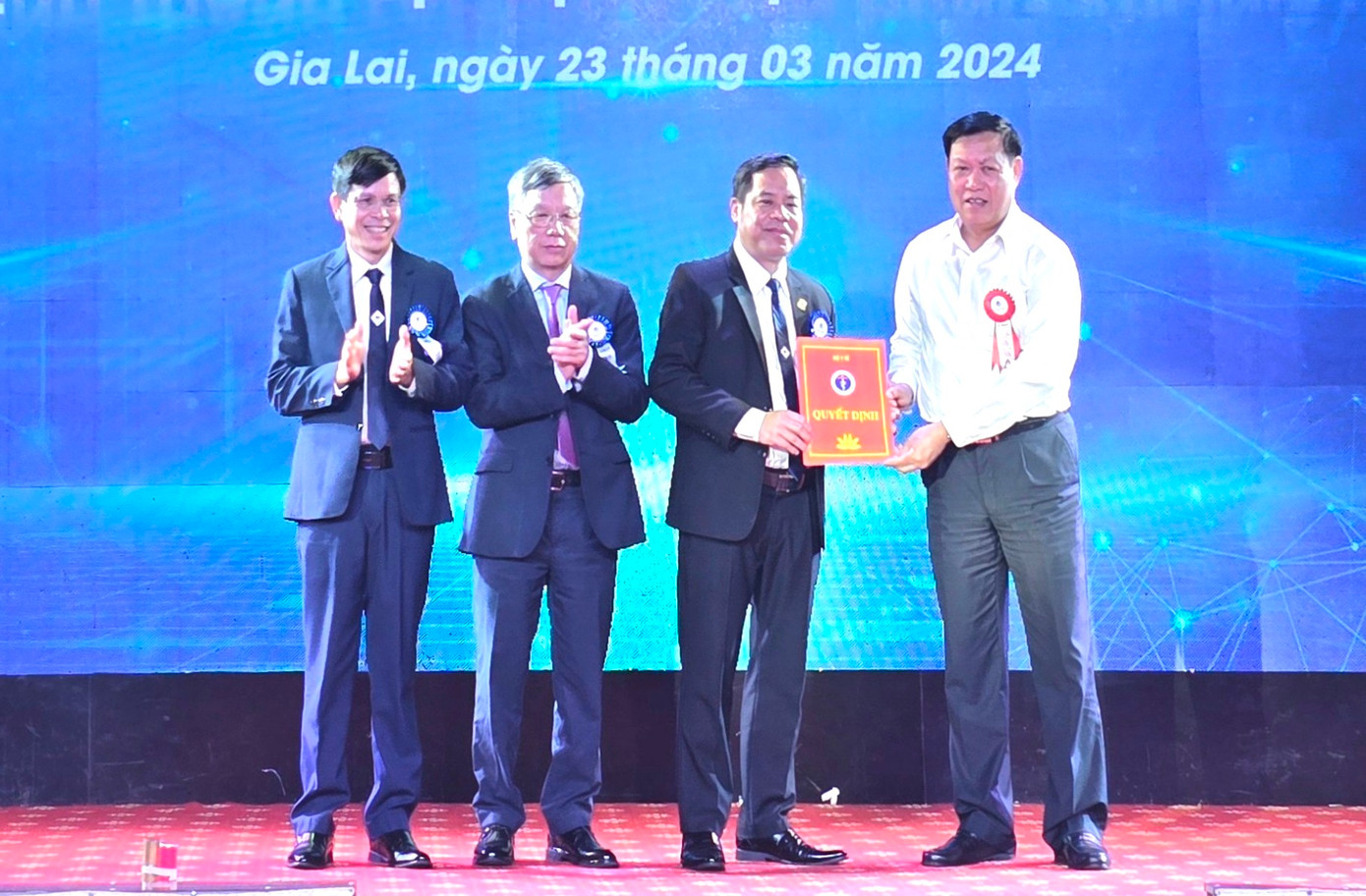 Ông Đỗ Xuân Tuyên (áo trắng) trao quyết định thành lập Bệnh viện Hùng Vương Gia Lai