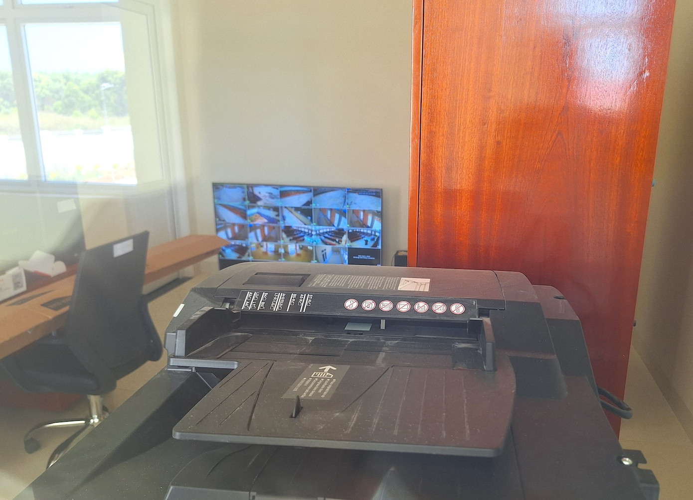 Các trang thiết bị ít khi được sử dụng nên đã bám bụi. Các trang thiết bị ít khi được sử dụng nên đã bám bụi.