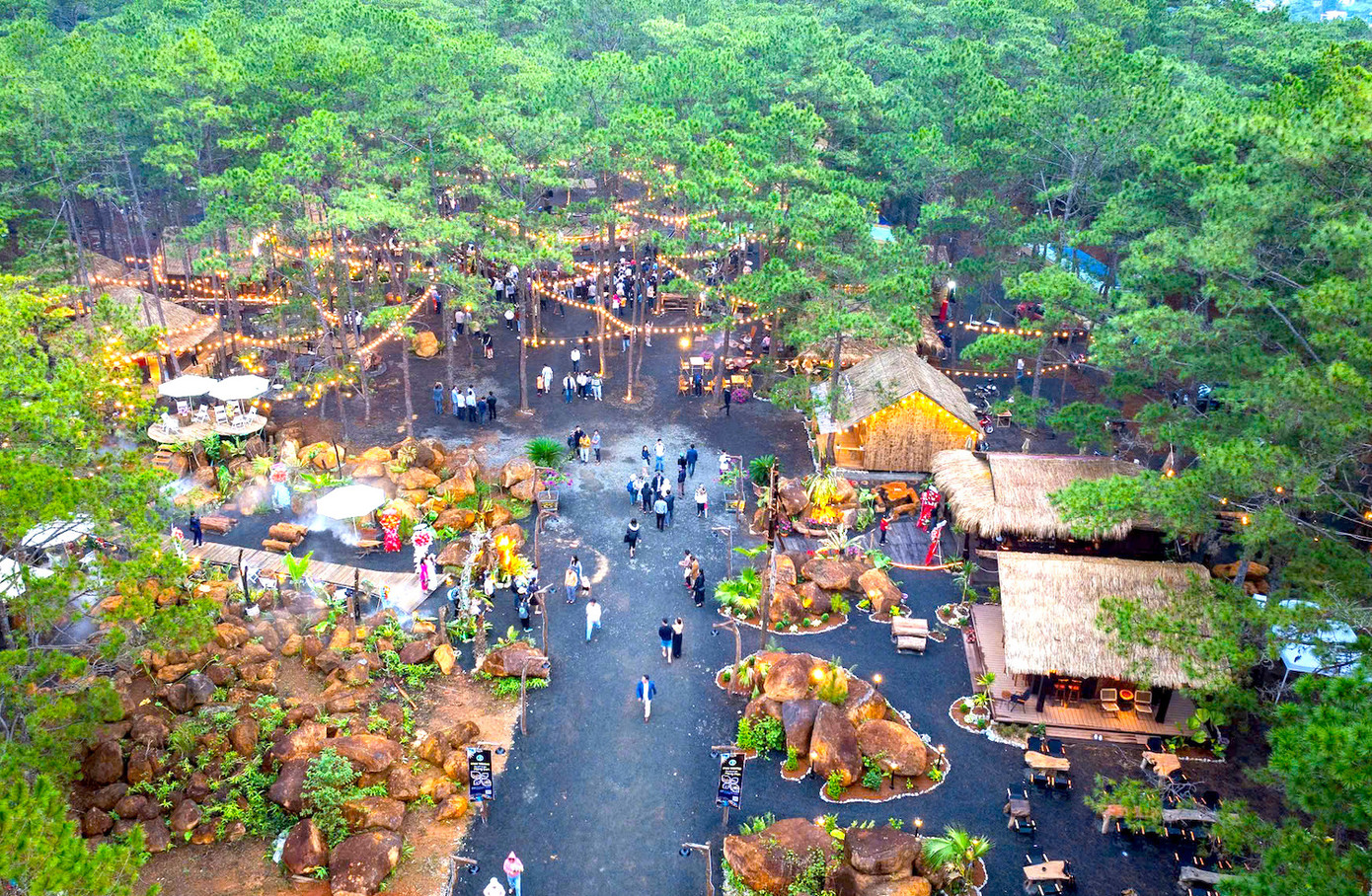 Một không gian đặc biệt được làm trên khu đất bên hông đường Phạm Văn Đồng (xã Măng Đen, Quảng Ngãi) để mọi người đến thưởng thức ẩm thực, vui chơi.