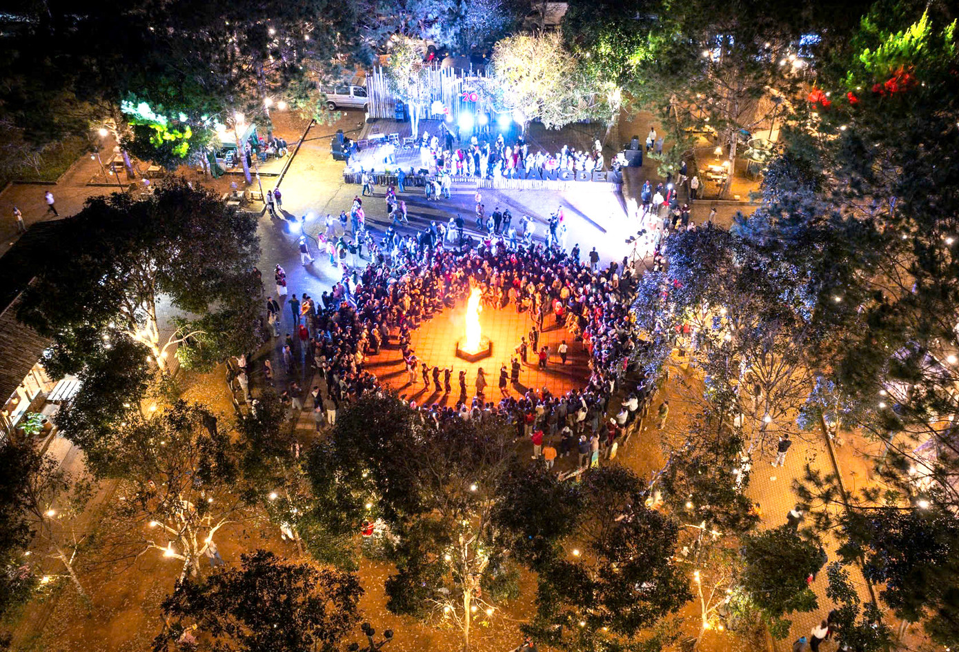 Mọi người cùng nắm chặt tay, nhảy quanh ánh lửa bập bùng.