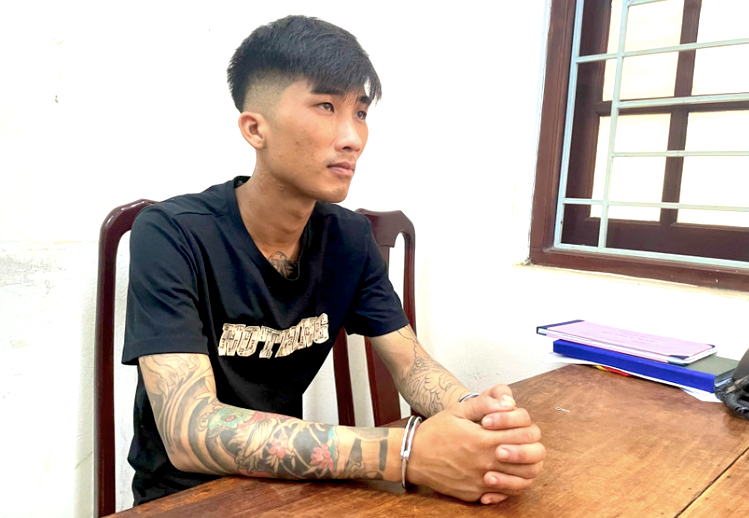 Lê Phi Đạt tại cơ quan công an.