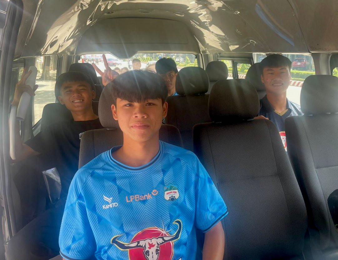 Các cầu thủ của Câu lạc bộ bóng đá LPBank Hoàng Anh Gia Lai trên xe đến điểm thi. Ảnh: Chí Anh Các cầu thủ của Câu lạc bộ bóng đá LPBank Hoàng Anh Gia Lai trên xe đến điểm thi. Ảnh: Chí Anh