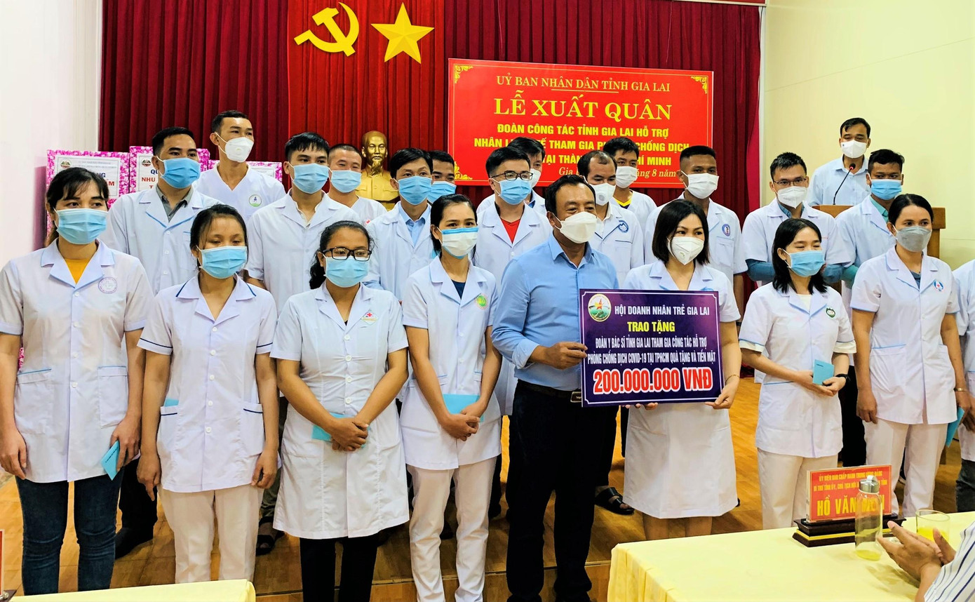 Ông Phan Thanh Thiên- Chủ tịch Hội doanh nhân Gia Lai đại diện trao quà hỗ trợ đoàn y, bác sỹ Gia Lai gồm 21 người vào các tỉnh phía Nam chống dịch