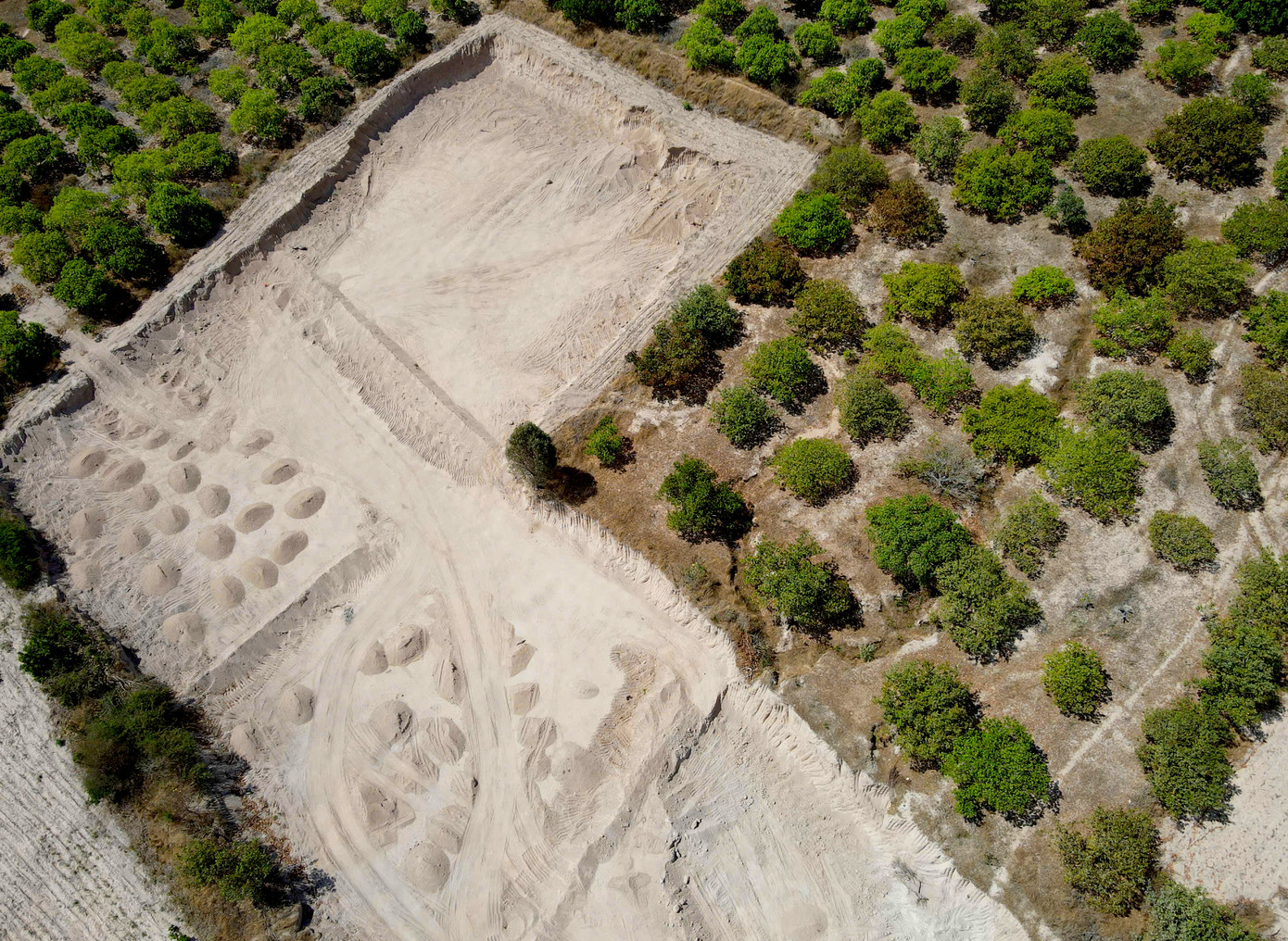 Cả quả đồi bị múc, khai thác thời gian dài Cả quả đồi bị múc, khai thác thời gian dài