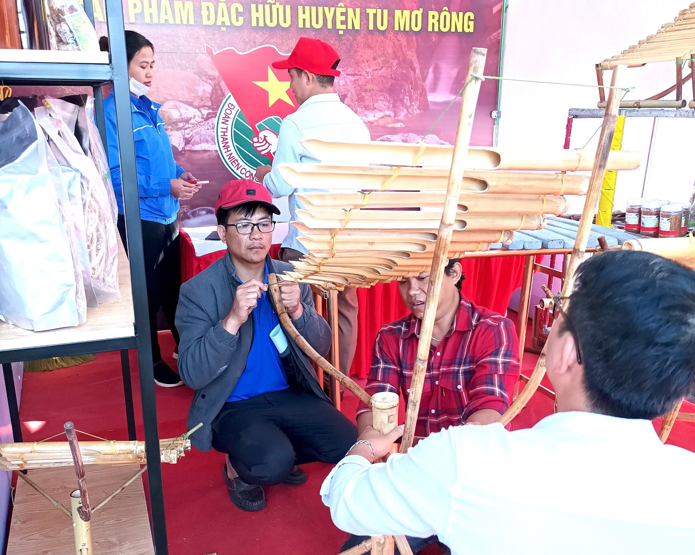 Gian hàng của của Huyện Đoàn Tu Mơ Rông bày bán các sản phẩm dược liệu đặc sản và nhạc cụ truyền thống dân tộc như đàn T'rưng, đàn đá, nỏ…