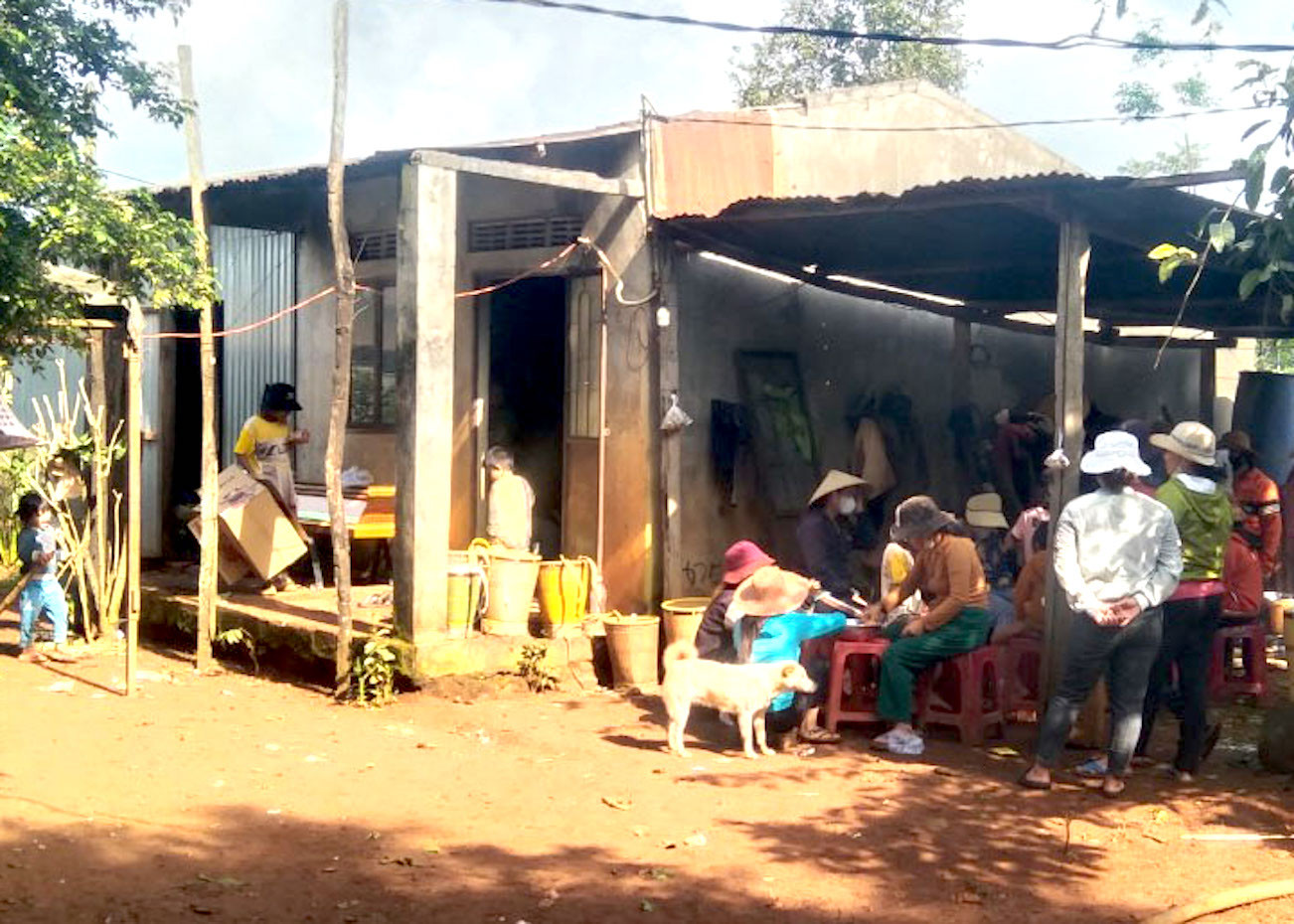 Người nhà tổ chức mai táng cho nạn nhân Người nhà tổ chức mai táng cho nạn nhân