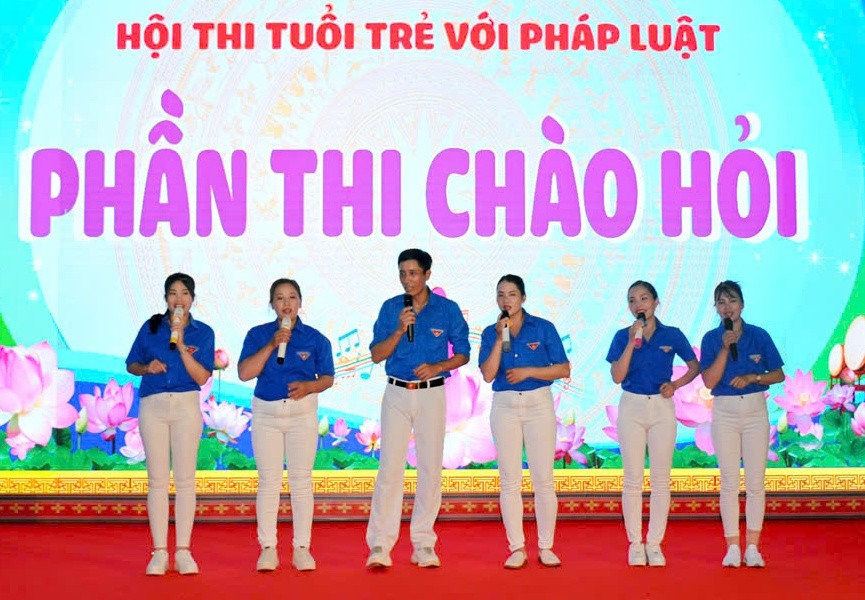 Phần thi chào hỏi diễn ra vui vẻ, hấp dẫn