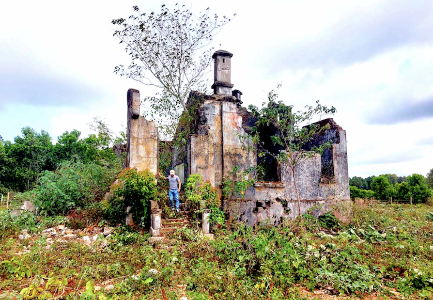 Dù đã qua nhiều năm nhưng phần khung của căn biệt thự Pháp vẫn còn Dù đã qua nhiều năm nhưng phần khung của căn biệt thự Pháp vẫn còn